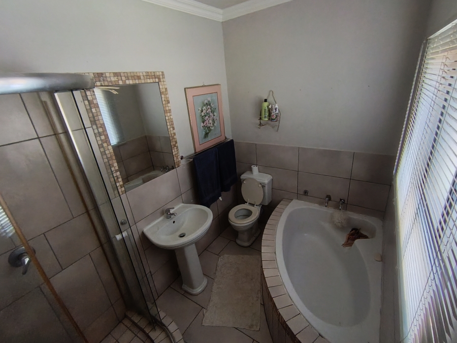 2 Bedroom Property for Sale in Waterval East North West